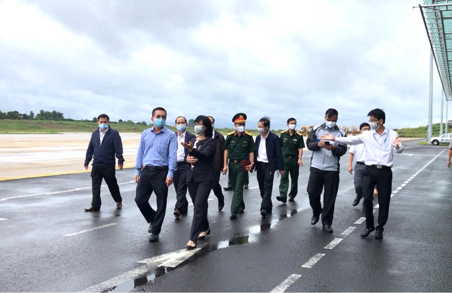 Tổ công tác chuyên trách kiểm tra việc chuẩn bị các khu vực bố trí tiếp đón tại Cảng Hàng không Pleiku. Ảnh: Lê Hòa 6 Tổ công tác chuyên trách kiểm tra việc chuẩn bị các khu vực bố trí tiếp đón tại Cảng Hàng không Pleiku. Ảnh: Lê Hòa