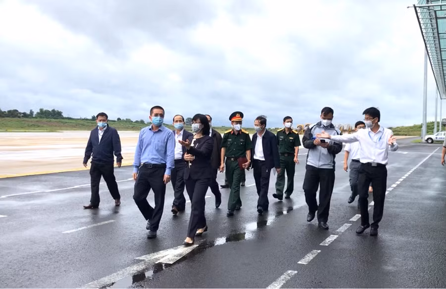 Tổ công tác chuyên trách kiểm tra việc chuẩn bị các khu vực bố trí tiếp đón tại Cảng Hàng không Pleiku. Ảnh: Lê Hòa 6 Tổ công tác chuyên trách kiểm tra việc chuẩn bị các khu vực bố trí tiếp đón tại Cảng Hàng không Pleiku. Ảnh: Lê Hòa