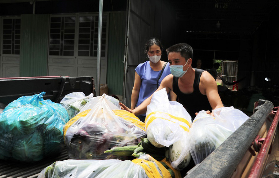  Những chuyến xe bán tải nhỏ đi thu gom hàng hóa do người dân Phố núi ủng hộ cho bà con TP. Hồ Chí Minh.