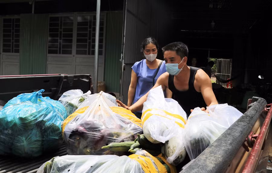  Những chuyến xe bán tải nhỏ đi thu gom hàng hóa do người dân Phố núi ủng hộ cho bà con TP. Hồ Chí Minh.