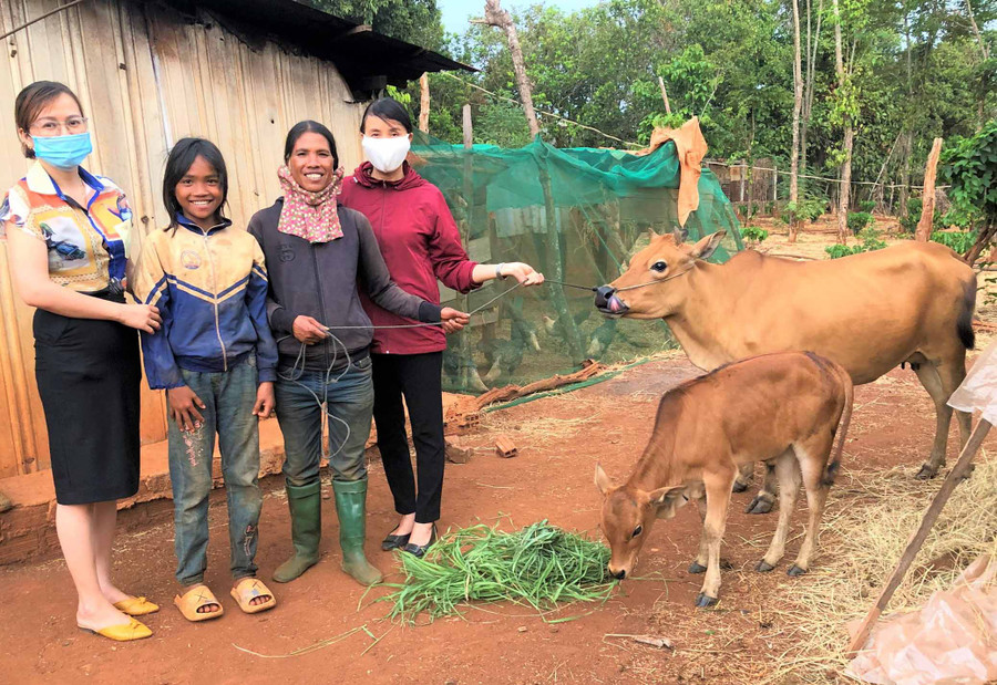 Chị Đào Ánh Hồng (thứ 4 từ phải sang) cùng cán hộ Hội LHPN huyện Chư Sê thăm gia đình hội viên dân tộc thiểu số. Ảnh: H.T