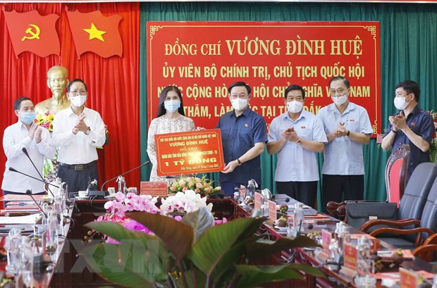 Chủ tịch Quốc hội Vương Đình Huệ trao quà hỗ trợ nhân dân tỉnh Đắk Nông phòng, chống dịch Covid-19 với số tiền 1 tỷ đồng. (Ảnh: Doãn Tấn/TTXVN) Chủ tịch Quốc hội Vương Đình Huệ trao quà hỗ trợ nhân dân tỉnh Đắk Nông phòng, chống dịch Covid-19 với số tiền 1 tỷ đồng. (Ảnh: Doãn Tấn/TTXVN)