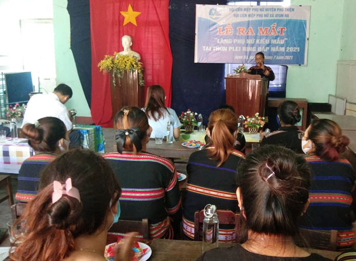 Quang cảnh buổi lễ ra mắt “Làng phụ nữ kiểu mẫu” tại xã Ayun Hạ. Ảnh: Hoa Mai  Quang cảnh buổi lễ ra mắt “Làng phụ nữ kiểu mẫu” tại xã Ayun Hạ. Ảnh: Hoa Mai