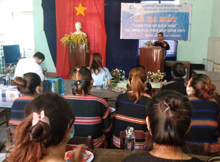  Quang cảnh buổi lễ ra mắt “Làng phụ nữ kiểu mẫu” tại xã Ayun Hạ. Ảnh: Hoa Mai