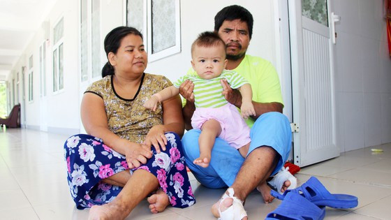 Gia đình anh Đinh Zit, chị Ksor H’Veo sống trong ngôi nhà tập thể do Bệnh viện Phong - Da liễu Trung ương Quy Hòa cấp