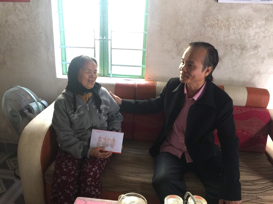 Chủ tịch UBND thị xã An Khê Nguyễn Hùng Vỹ thăm gia đình chính sách nhân dịp Tết Nguyên đán 2020. Ảnh: Ngọc Minh Chủ tịch UBND thị xã An Khê-Nguyễn Hùng Vỹ (bên phải) thăm chúc Tết gia đình chính sách, nhân dịp Tết Nguyên đán 2020. Ảnh Ngọc Minh