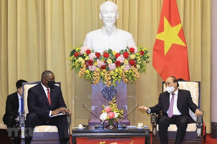 Chủ tịch nước Nguyễn Xuân Phúc tiếp Bộ trưởng Quốc phòng Mỹ Lloyd Austin. Ảnh: TTXVN Chủ tịch nước Nguyễn Xuân Phúc tiếp Bộ trưởng Quốc phòng Mỹ Lloyd Austin. Ảnh: TTXVN