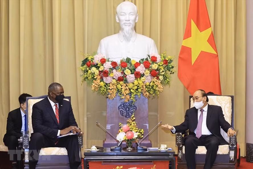 Chủ tịch nước Nguyễn Xuân Phúc tiếp Bộ trưởng Quốc phòng Mỹ Lloyd Austin. Ảnh: TTXVN Chủ tịch nước Nguyễn Xuân Phúc tiếp Bộ trưởng Quốc phòng Mỹ Lloyd Austin. Ảnh: TTXVN