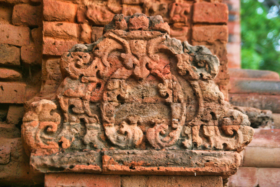 Hoa văn áp chân cột tháp - ẢNH: NAM HOA Hoa văn áp chân cột tháp - ẢNH: NAM HOA