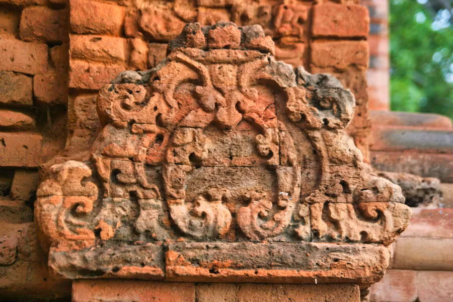  Hoa văn áp chân cột tháp - ẢNH: NAM HOA