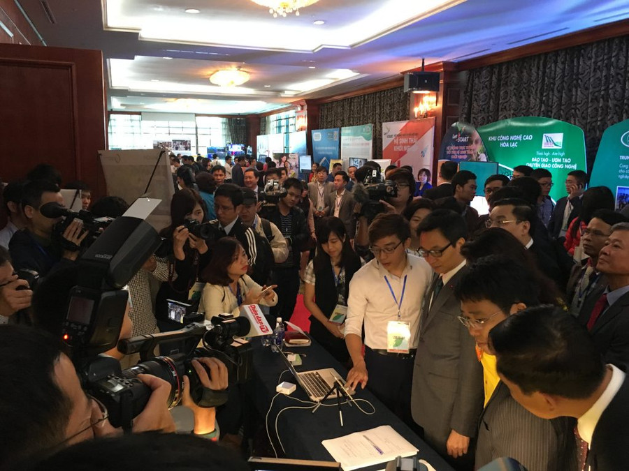 Phó Thủ tướng Vũ Đức Đam thăm gian hàng của Hachi. Ảnh: NVCC.