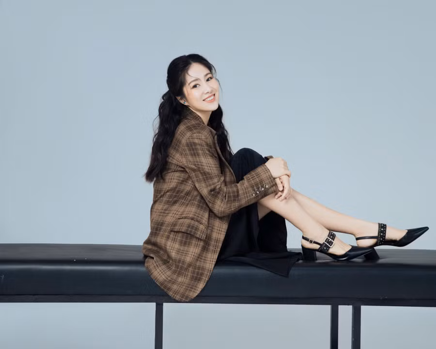 Trong một bài phỏng vấn với Thanh Niên, cô từng cho biết bản thân chỉ cảm thấy tự tin nhất khi mặc áo dài. Lê Phương còn tiết lộ mặc dù ông xã chưa bao giờ cấm cô diện các trang phục gợi cảm, tuy nhiên, cô vẫn ý thức cách ăn mặc để không gây ảnh hưởng bất lợi cho bản thân và gia đình. ẢNH: NVCC