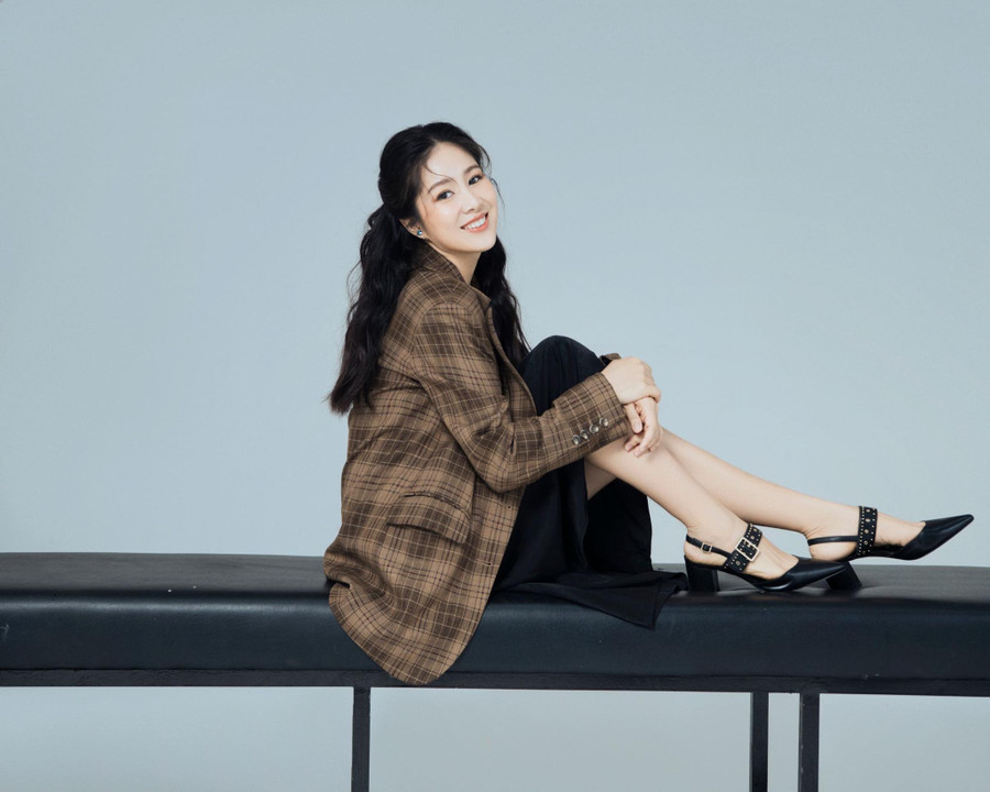 Trong một bài phỏng vấn với Thanh Niên, cô từng cho biết bản thân chỉ cảm thấy tự tin nhất khi mặc áo dài. Lê Phương còn tiết lộ mặc dù ông xã chưa bao giờ cấm cô diện các trang phục gợi cảm, tuy nhiên, cô vẫn ý thức cách ăn mặc để không gây ảnh hưởng bất lợi cho bản thân và gia đình. ẢNH: NVCC