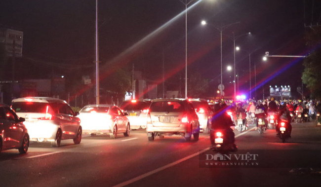 Dòng người không chỉ với hàng ngàn xe máy, còn có hàng trăm ô tô chạy ngang qua địa bàn TP.Đồng Xoài, tỉnh Bình Phước trong đêm 23/7. Ảnh: Đ.H