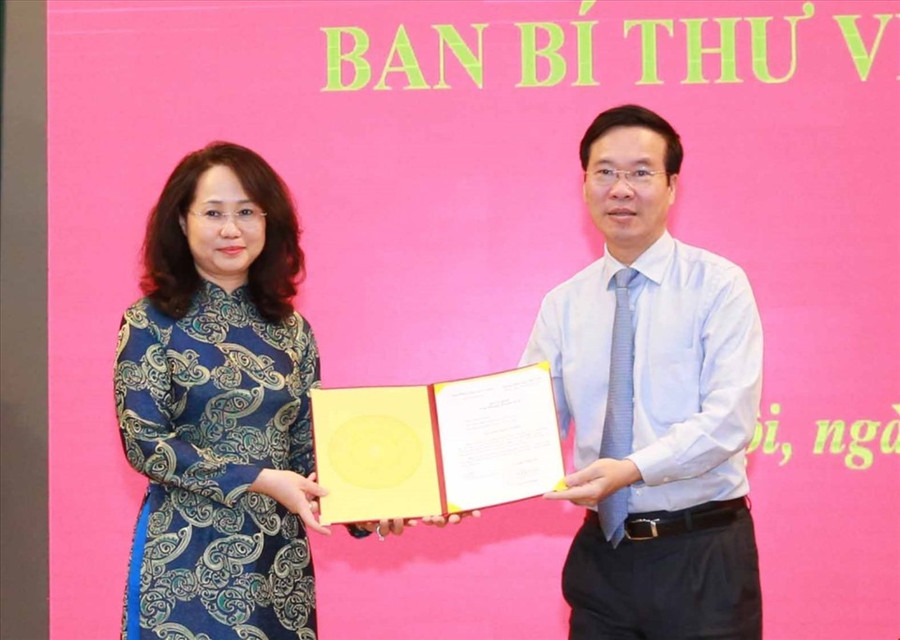 Ông Võ Văn Thưởng, Ủy viên Bộ Chính trị, Thường trực Ban Bí thư trao Quyết định của Bộ Chính trị điều động, bổ nhiệm bà Lâm Thị Phương Thanh giữ chức Phó Chánh Văn phòng Trung ương Đảng. (Ảnh: Phương Hoa/TTXVN) Ông Võ Văn Thưởng, Ủy viên Bộ Chính trị, Thường trực Ban Bí thư trao Quyết định của Bộ Chính trị điều động, bổ nhiệm bà Lâm Thị Phương Thanh giữ chức Phó Chánh Văn phòng Trung ương Đảng. (Ảnh: Phương Hoa/TTXVN)