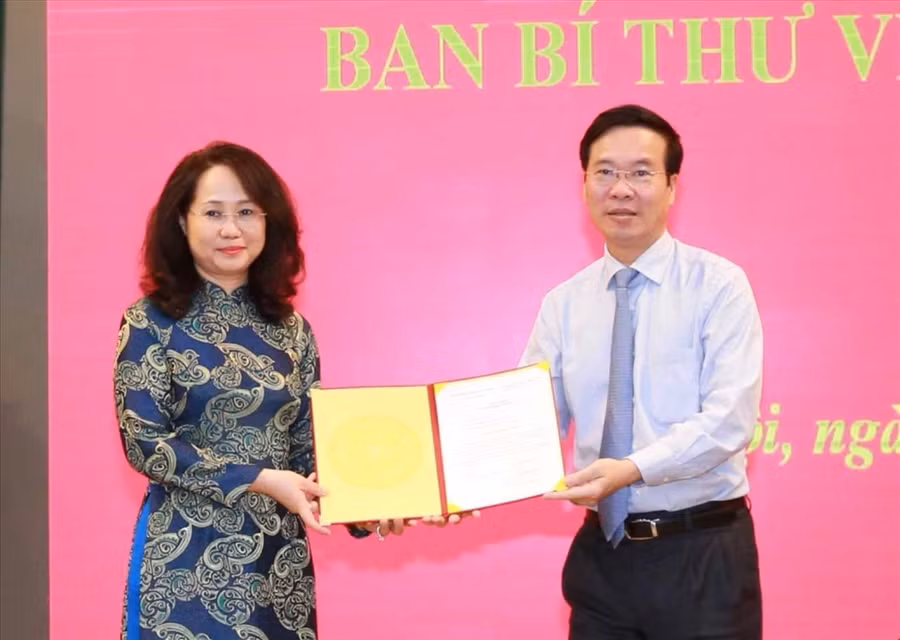 Ông Võ Văn Thưởng, Ủy viên Bộ Chính trị, Thường trực Ban Bí thư trao Quyết định của Bộ Chính trị điều động, bổ nhiệm bà Lâm Thị Phương Thanh giữ chức Phó Chánh Văn phòng Trung ương Đảng. (Ảnh: Phương Hoa/TTXVN)