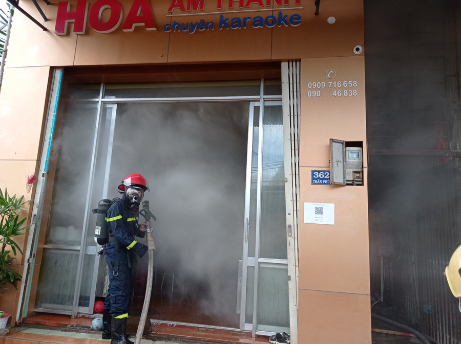 Lực lượng cứu hỏa đã kịp thời dập tắt đám cháy. Ảnh: Văn Ngọc