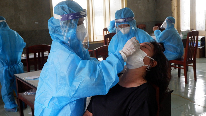 Nhân viên y tế Bình Định lấy mẫu xét nghiệm SARS-CoV-2 cho người dân Nhân viên y tế Bình Định lấy mẫu xét nghiệm SARS-CoV-2 cho người dân