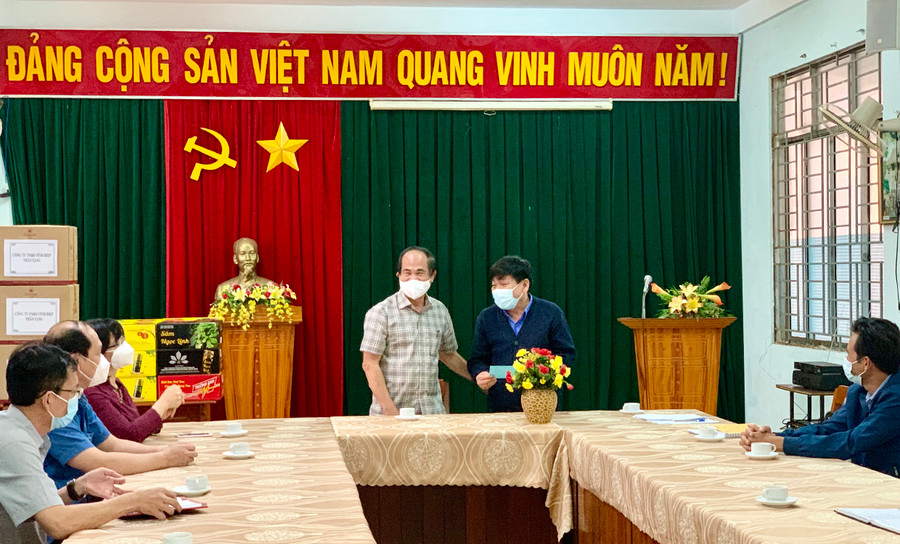 Chủ tịch UBND tỉnh Võ Ngọc Thành trao quà tại CDC Gia Lai. Ảnh: Như Nguyện