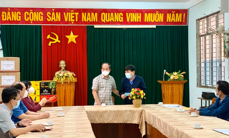 Chủ tịch UBND tỉnh Võ Ngọc Thành trao quà tại CDC Gia Lai. Ảnh: Như Nguyện