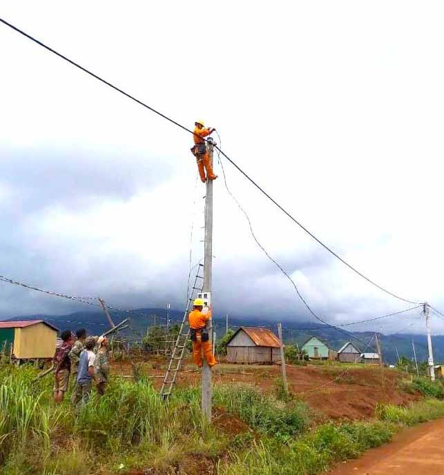 Công nhân Điện lực Mang Yang lắp đặt công tơ cho các hộ dân làng Pờ Yầu (xã Lơ Pang). Ảnh: Hà Duy
