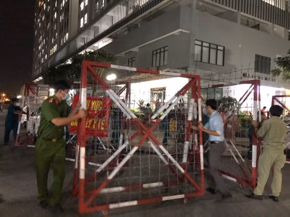 Sáng 6-7, TP Thủ Dầu Một, tỉnh Bình Dương đã khoanh vùng cách ly y tế tạm thời đối với cửa hàng xăng dầu số 03, đường Cách Mạng Tháng Tám, khu phố 1, phường Chánh Nghĩa và cửa hàng xăng dầu số 04 cùng thuộc Công ty Xăng dầu Sông Bé (Petrolimex) trên đường