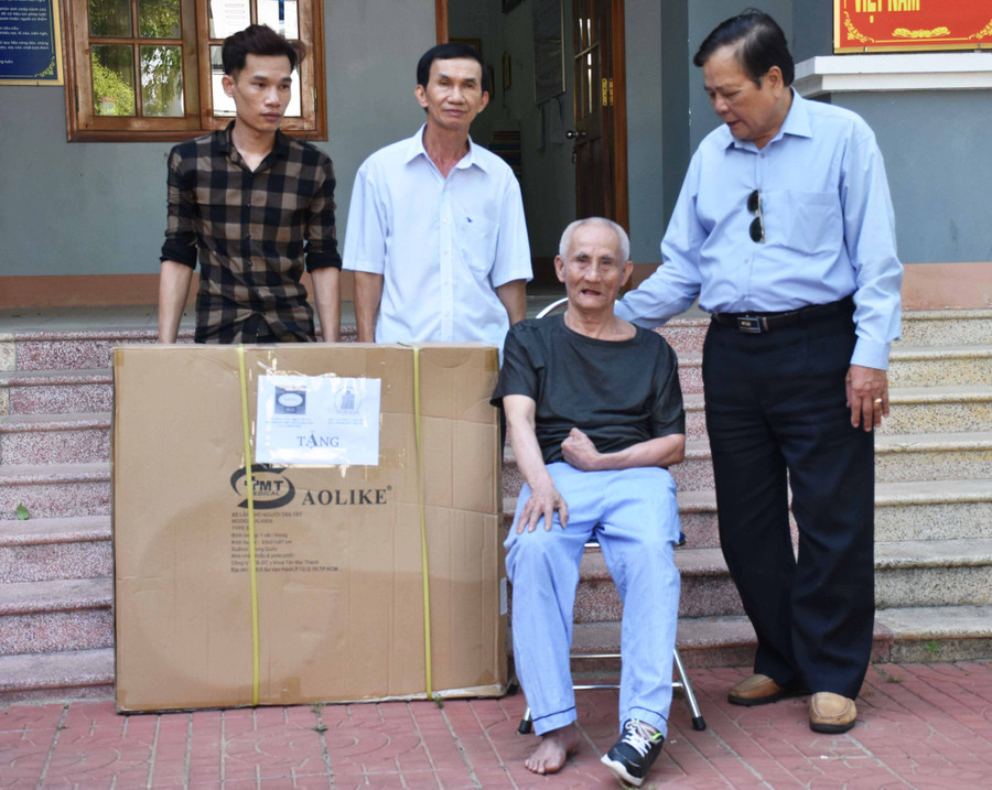 Tỉnh hội tặng xe lăn cho gia đinh nạn nhân tại thị xã An Khê (ảnh chụp từ tháng 4-2021). Ảnh: Hà Phương