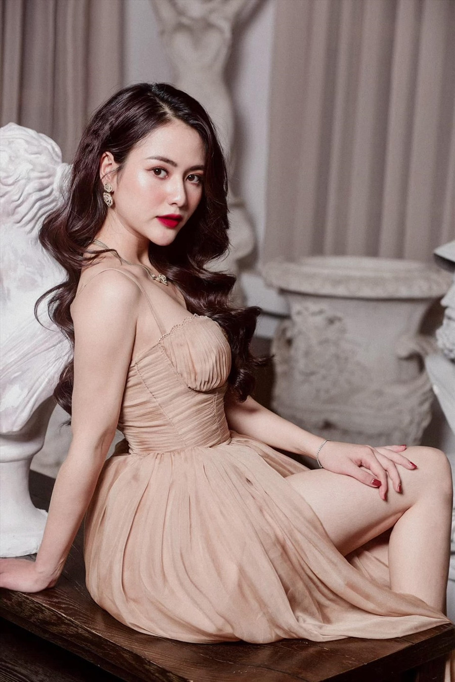 Lần hiếm hoi diện váy xẻ cao khoe chân dài, nữ diễn viên sinh năm 1996 nhận được nhiều lời khen từ người hâm mộ. Ảnh: NV