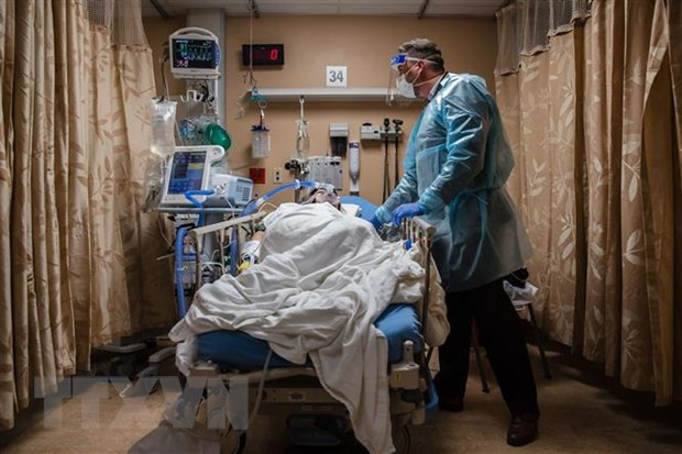 Điều trị cho bệnh nhân nhiễm COVID-19 tại Apple Valley, California, Mỹ. (Ảnh: AFP/TTXVN)