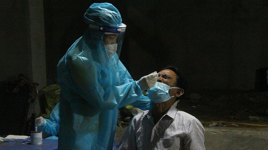 Lấy mẫu xét nghiệm Covdid-19. ẢNH K.HOAN