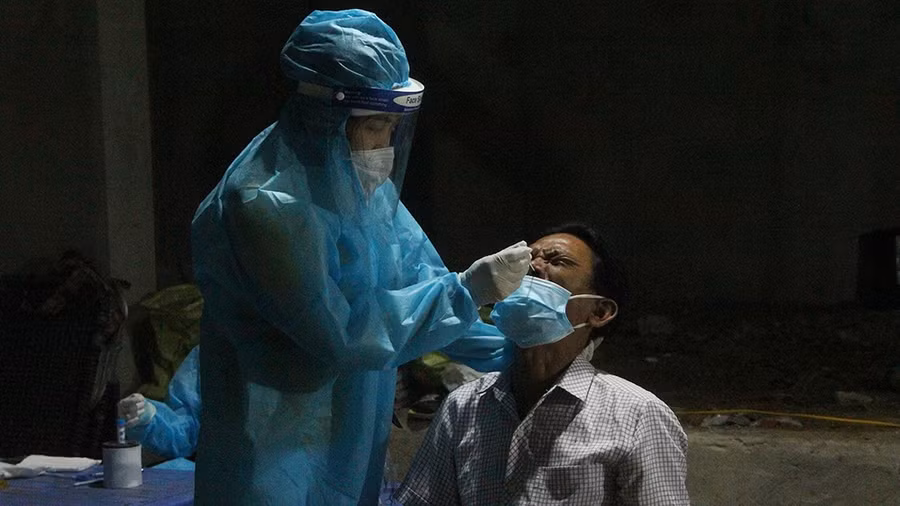 Lấy mẫu xét nghiệm Covdid-19. ẢNH K.HOAN