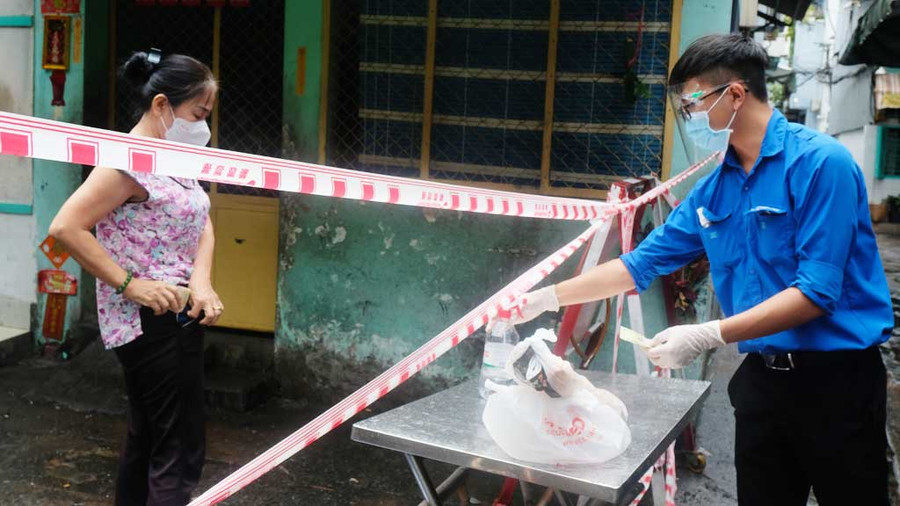 Shipper 0 đồng giao hàng tại một điểm phong tỏa trên địa bàn P.11, Q.11. ẢNH: SONG MAI