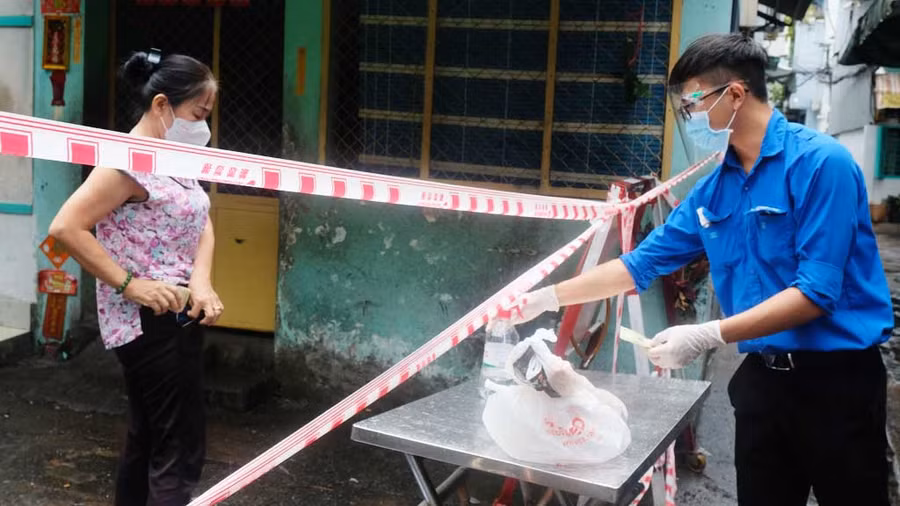 Shipper 0 đồng giao hàng tại một điểm phong tỏa trên địa bàn P.11, Q.11. ẢNH: SONG MAI