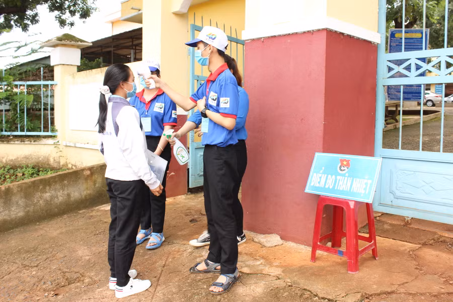 Đo thân nhiệt và sát khuẩn tại điểm thi Trường THPT Lê Hoàn (huyện Đức Cơ). Ảnh: Nguyễn Diệp Điểm đo thân nhiệt và sát khuẩn tại Trường THPT Lê Hoàn (huyện Đức Cơ). Ảnh: Nguyễn Diệp