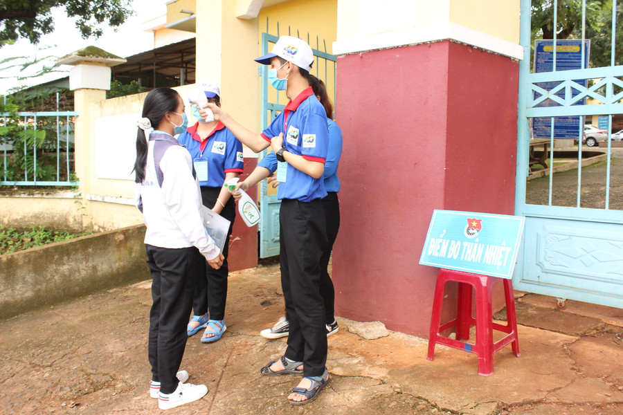 Điểm đo thân nhiệt và sát khuẩn tại Trường THPT Lê Hoàn (huyện Đức Cơ). Ảnh: Nguyễn Diệp