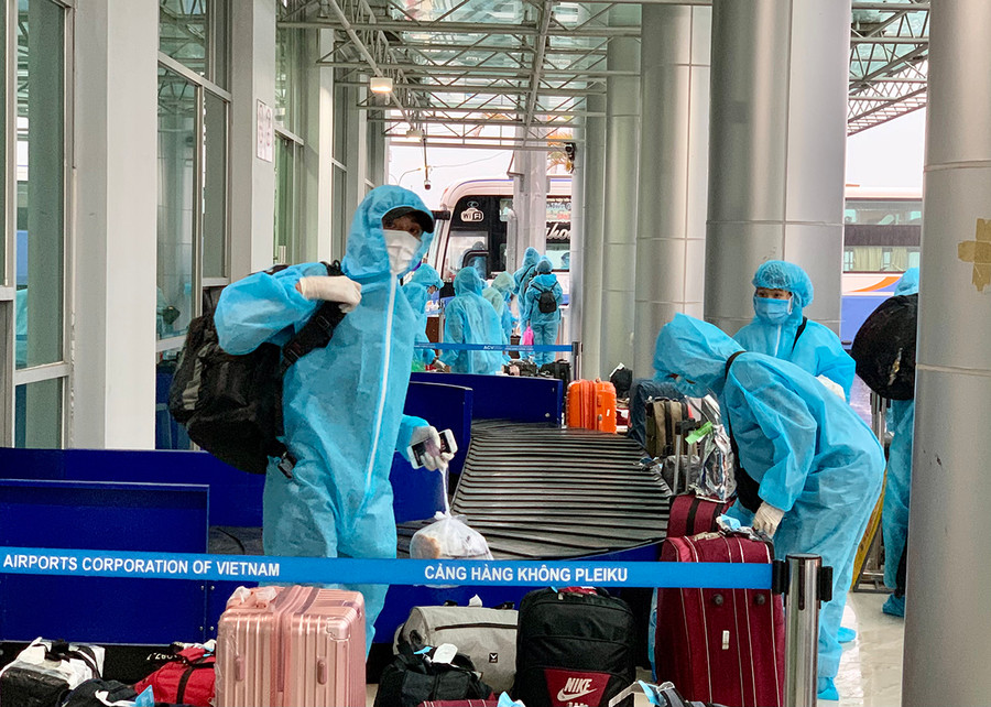 Công dân nhận lại hành lý chuẩn bị lên xe di chuyển về khu cách ly. Ảnh: Như Nguyện Công dân nhận lại hành lý chuẩn bị lên xe di chuyển về khu cách ly. Ảnh: Như Nguyện