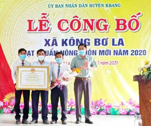 Trao quyết định công nhận xã Kông Bờ La đạt chuẩn nông thôn mới Ảnh Hồng Hạnh
