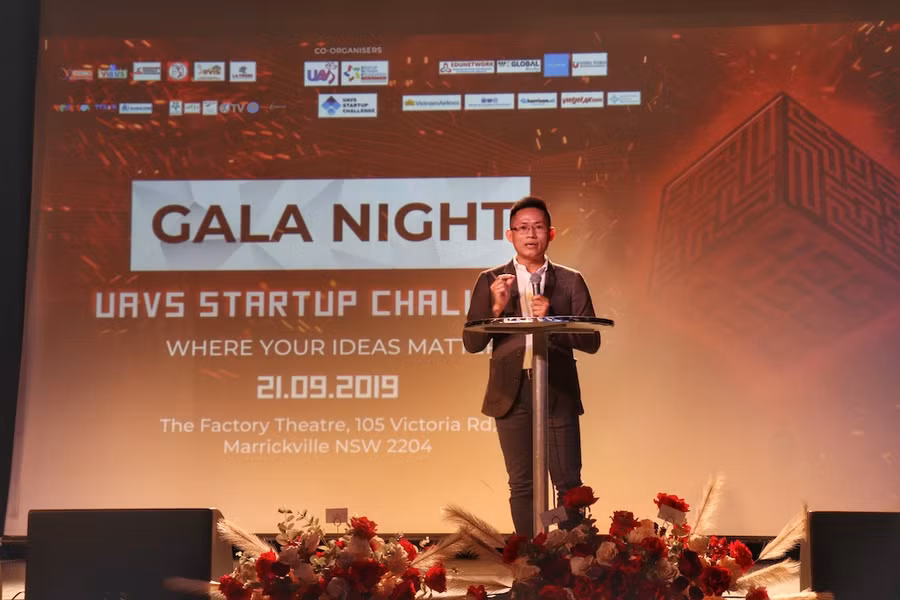 Anh Bình phát biểu khai mạc Gala chung kết cuộc thi ý tưởng khởi nghiệp tại bang New South Wales năm 2019. ẢNH NVCC