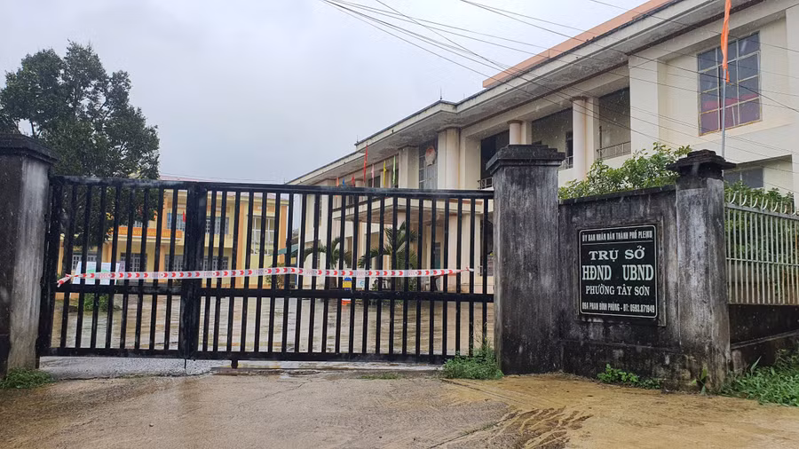 Phong tỏa trụ sở HĐND-UBND phường Tây Sơn để phòng-chống dịch. Ảnh: Như Nguyện