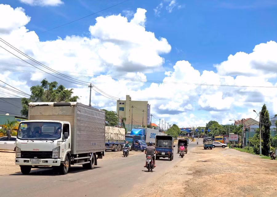 Quốc lộ 19 có nhiều đoạn nhỏ hẹp và tình trạng giao thông hỗn hợp tiềm ẩn nhiều nguy cơ mất an toàn giao thông. Ảnh: Lê Hòa