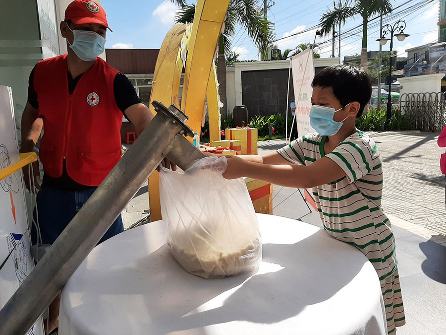 Nhóm của thầy Tùng ủng hộ gạo cho người nghèo trong thời gian dịch Covid-19 ở Sài Gòn