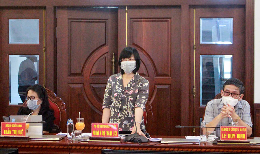 2- Phó Chủ tịch UBND tỉnh Nguyễn Thị Thanh Lịch thông tin với đoàn công tác một số vấn đề liên quan đến tổ chức Kỳ thi tốt nghiệp THPT năm 2021 tại tỉnh. Ảnh: Hồng Thi