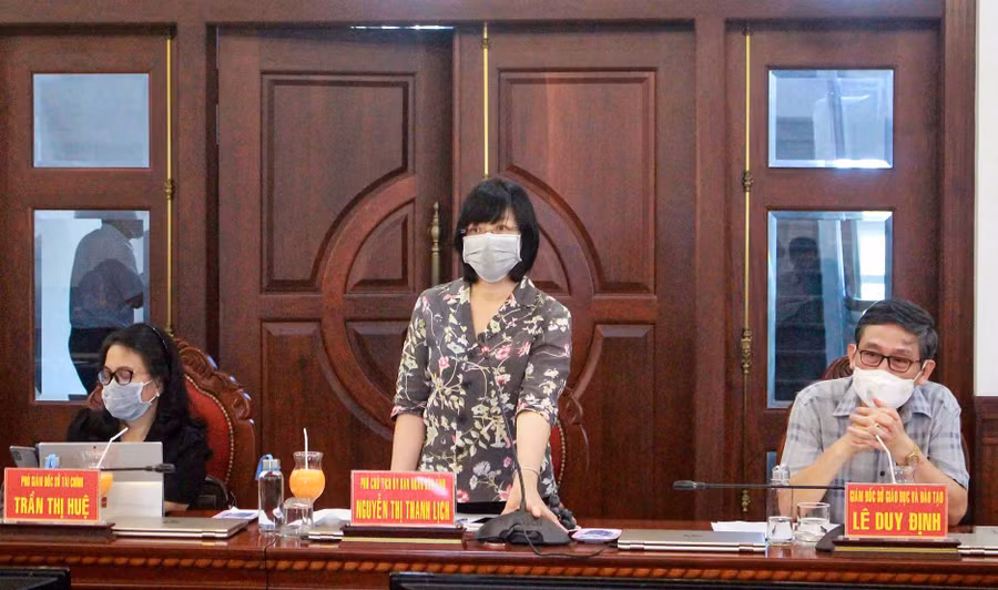 2- Phó Chủ tịch UBND tỉnh Nguyễn Thị Thanh Lịch thông tin với đoàn công tác một số vấn đề liên quan đến tổ chức Kỳ thi tốt nghiệp THPT năm 2021 tại tỉnh. Ảnh: Hồng Thi