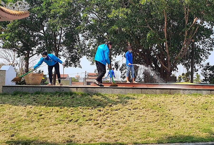 Đoàn viên, thanh niên tham gia dọn dẹp, vệ sinh môi trường tại Đền tưởng niệm liệt sĩ Hội Phú (phường Hội Phú, TP. Pleiku). Ảnh: Mộc Trà Đoàn viên, thanh niên tham gia dọn dẹp, vệ sinh môi trường tại Đền tưởng niệm Liệt sĩ Hội Phú (xã Hội Phú). Ảnh: Mộc Trà
