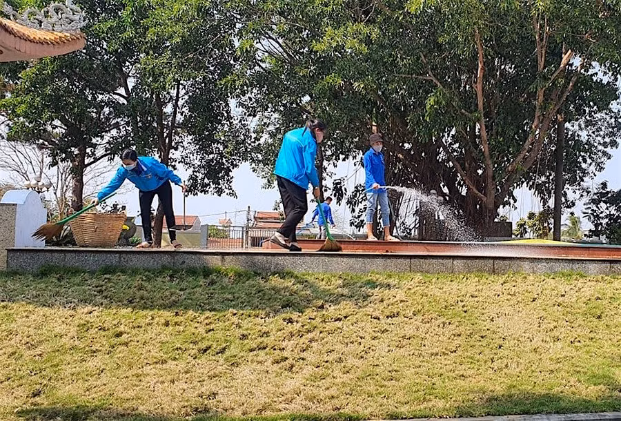 Đoàn viên, thanh niên tham gia dọn dẹp, vệ sinh môi trường tại Đền tưởng niệm Liệt sĩ Hội Phú (xã Hội Phú). Ảnh: Mộc Trà