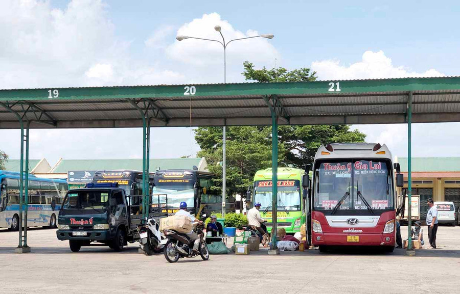 Giao nhận hàng tại Bến xe Đức Long Gia Lai. Ảnh: Lê Hòa