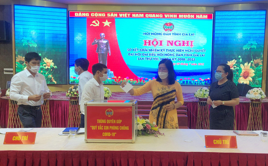 Tại hội nghị, các đại biểu đã đóng góp ủng hộ Quỹ vaccine phòng-chống dịch Covid-19. Ảnh: Anh Huy