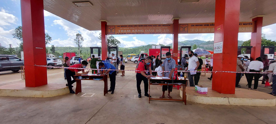 Tất cả lái xe, phụ xe, người bốc dỡ hàng khi đến Kon Tum đều phải có giấy xác nhận âm tính với Covid-19. ẢNH: ĐỨC NHẬT Tất cả lái xe, phụ xe, người bốc dỡ hàng khi đến Kon Tum đều phải có giấy xác nhận âm tính với Covid-19. ẢNH: ĐỨC NHẬT