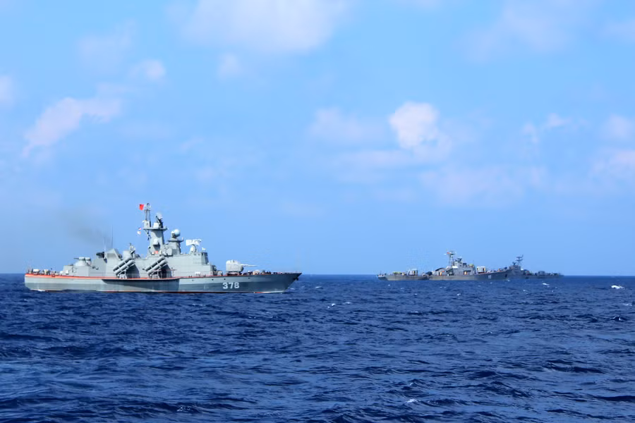 Tàu hộ vệ săn ngầm 15 và 13 (phải) trong đội hình diễn tập hiệp đồng với tàu tên lửa tấn công nhanh 378. ẢNH: MAI THANH HẢI