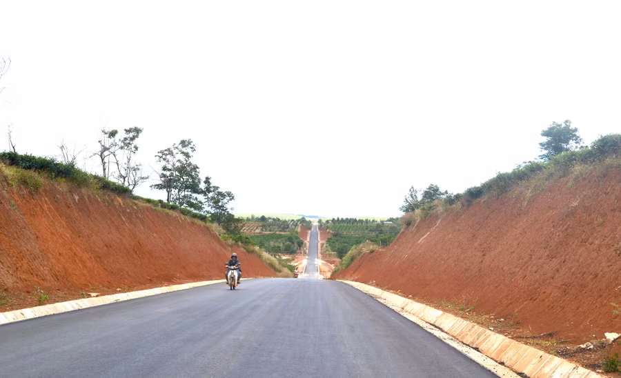  Đường Hồ Chí Minh-đoạn tránh đô thị Pleiku đã được bàn giao đưa vào sử dụng. Ảnh: Lê Hòa